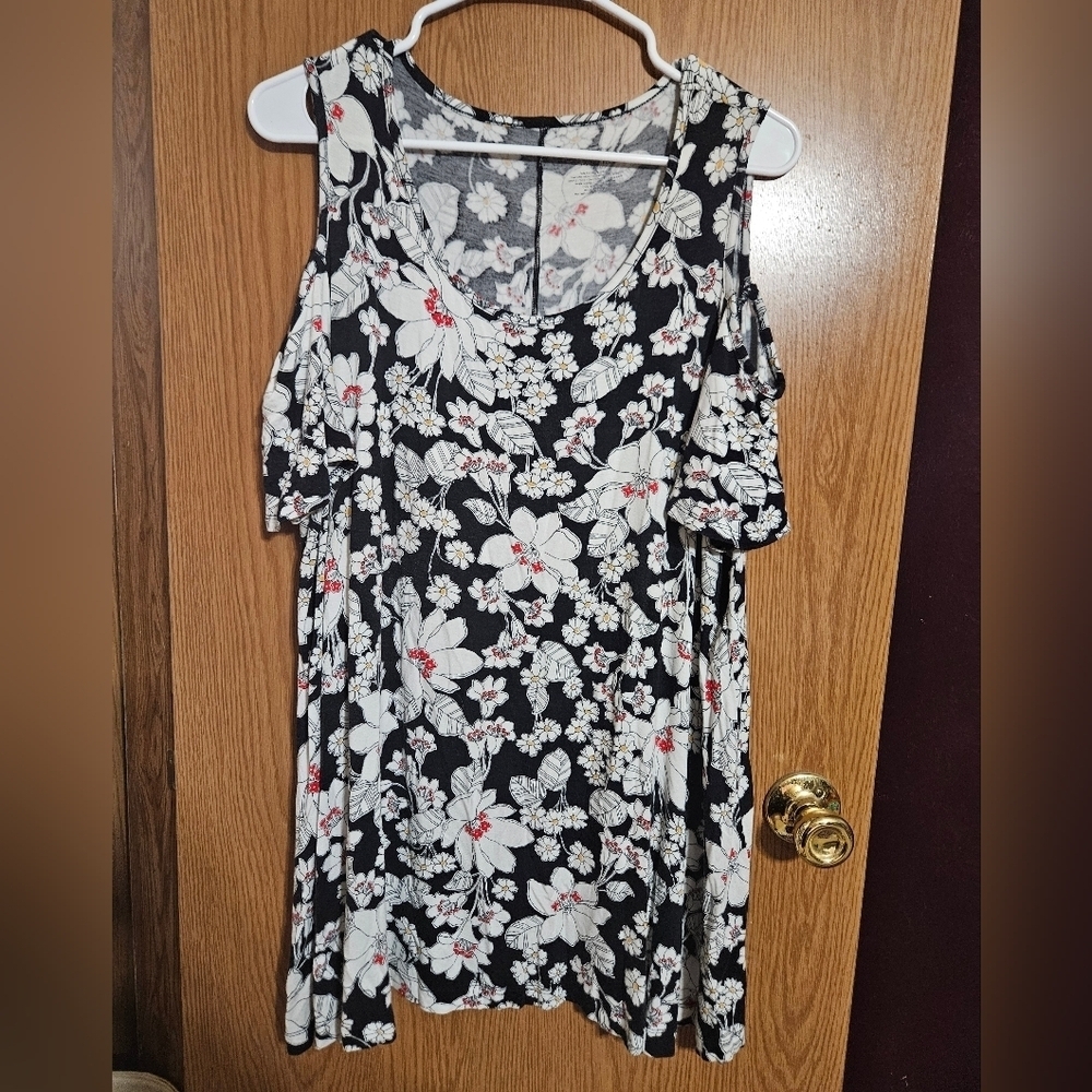 Lane Bryant Plus Size Cold Shoulder Floral Print Swing Tee!